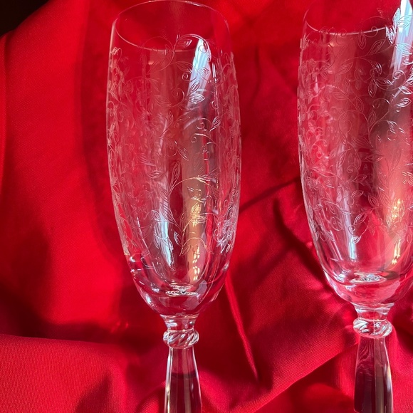 Set of 2 Etched Leaves and Vines Champagne Flutes; Beautiful. - Picture 5 of 7